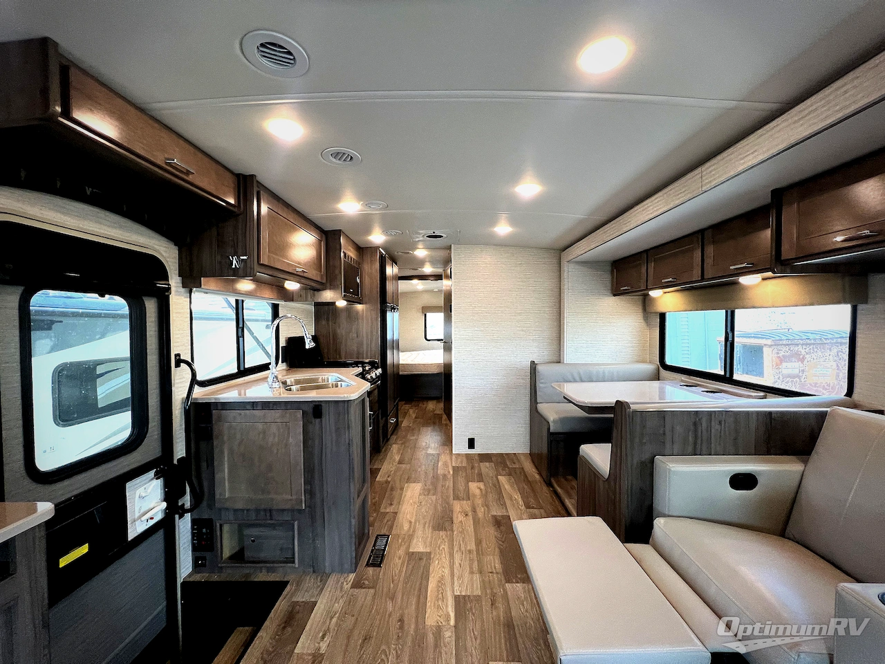 2022 Winnebago Vista 35U Photo 2