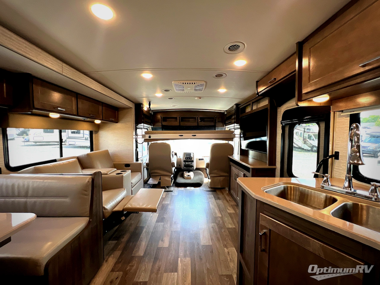 2022 Winnebago Vista 35U Photo 3