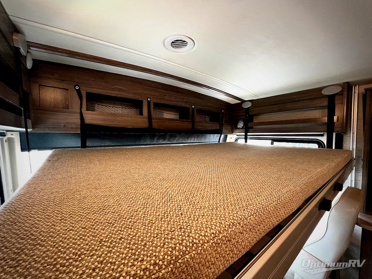 2022 Winnebago Vista 35U Photo 5