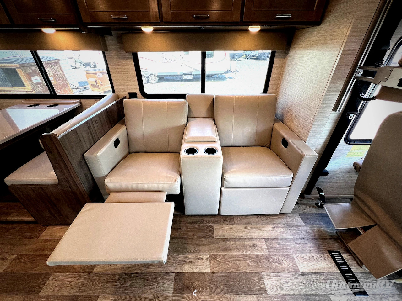 2022 Winnebago Vista 35U Photo 9