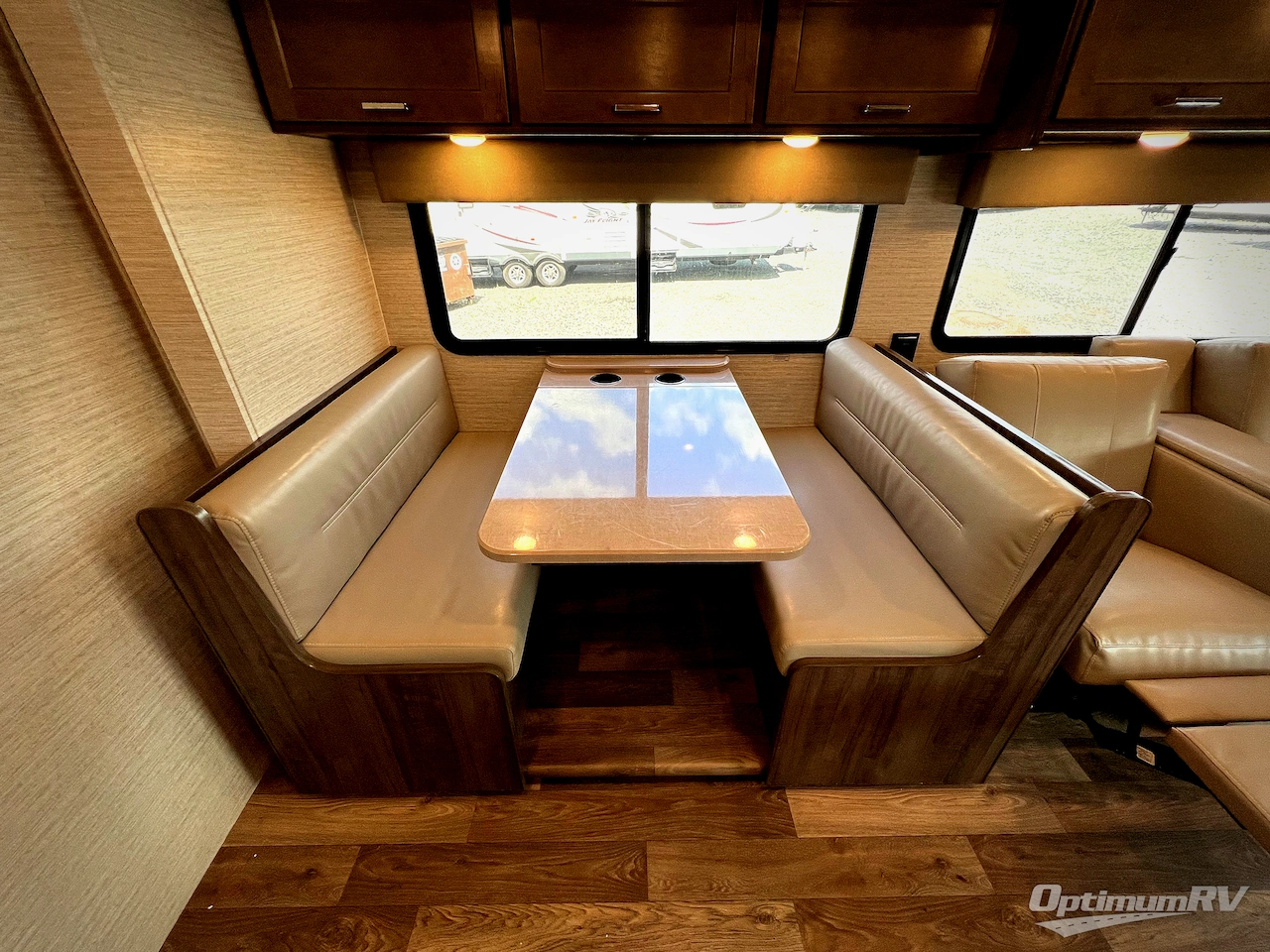 2022 Winnebago Vista 35U Photo 10