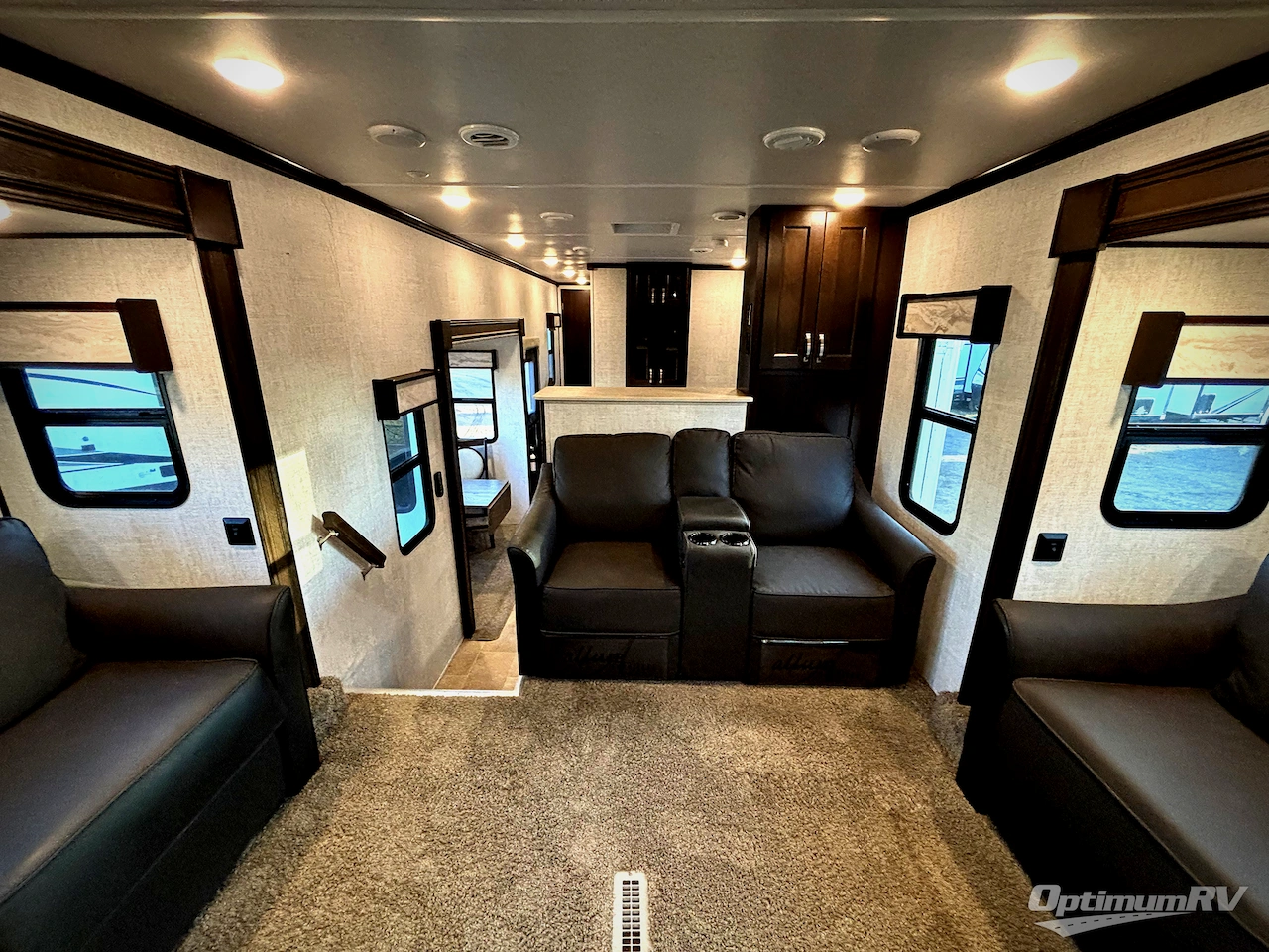 2021 Palomino Columbus 389FLC Photo 4