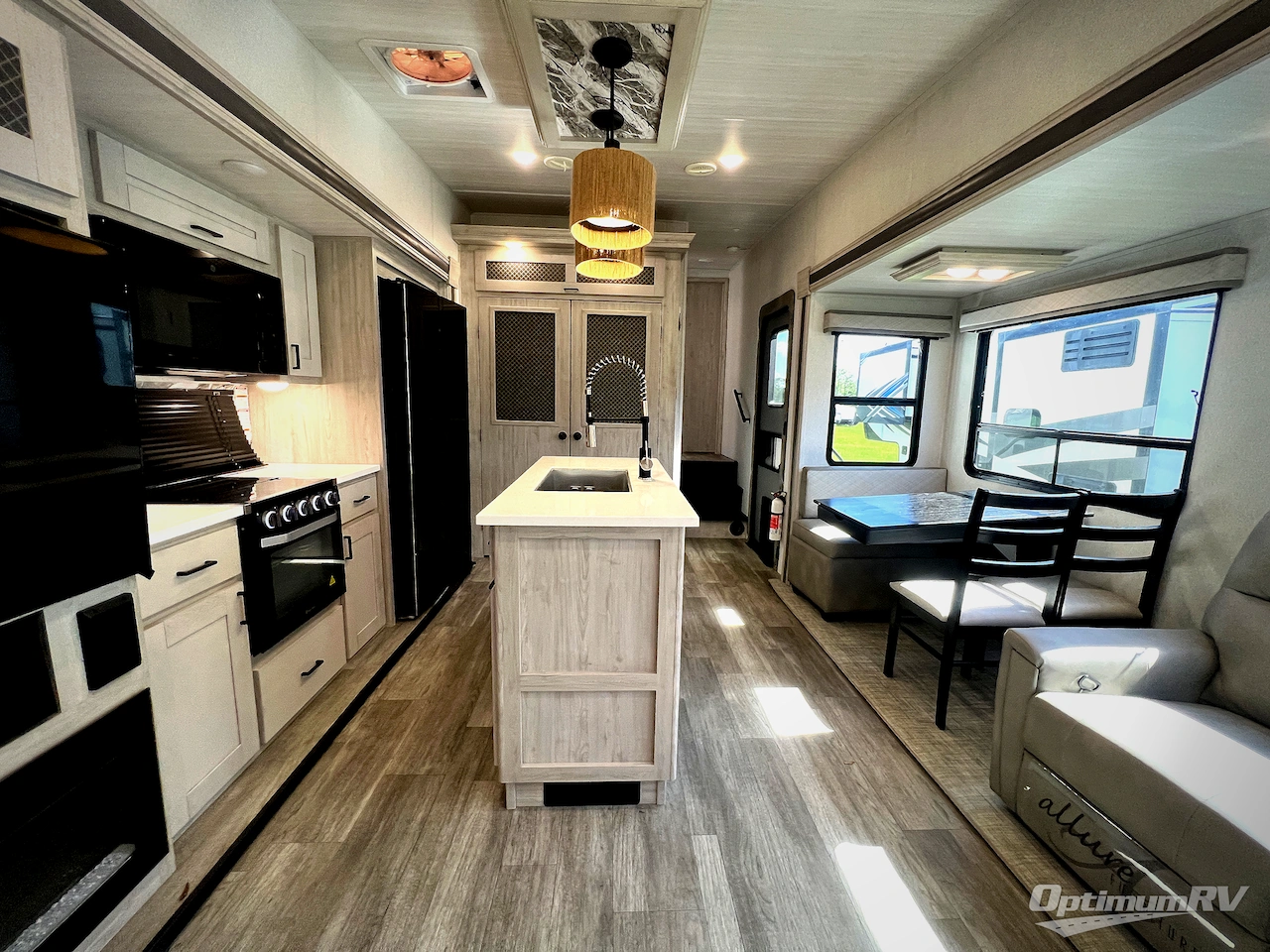 2024 East To West Tandara 320RL Photo 5