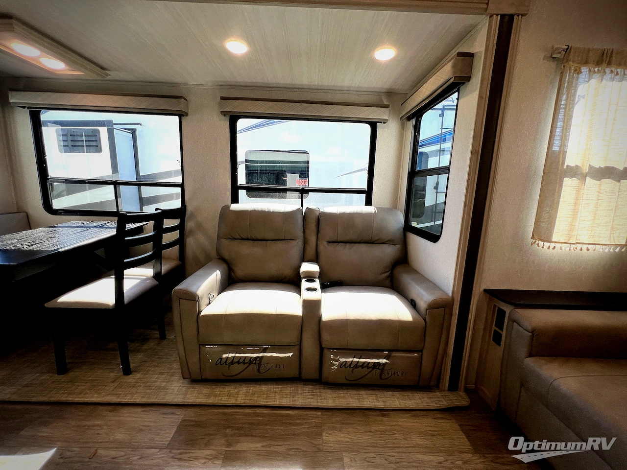 2024 East To West Tandara 320RL Photo 8