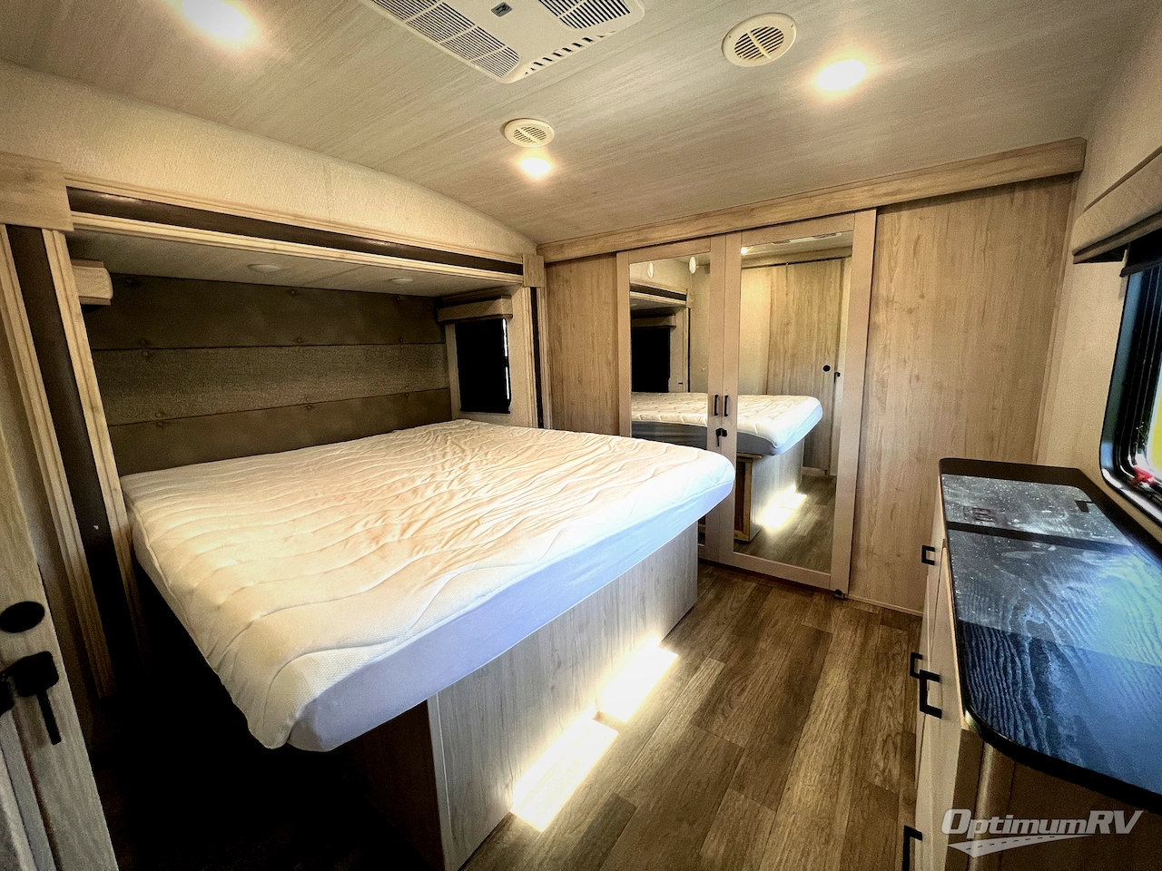 2024 East To West Tandara 320RL Photo 17