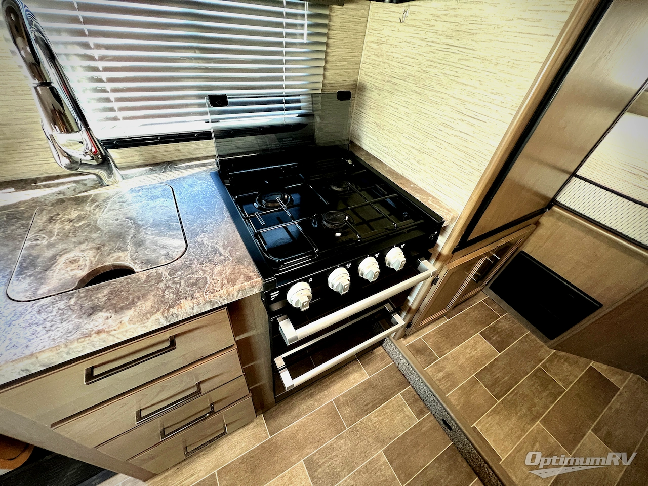 2022 Four Winds Chateau 22E Photo 16
