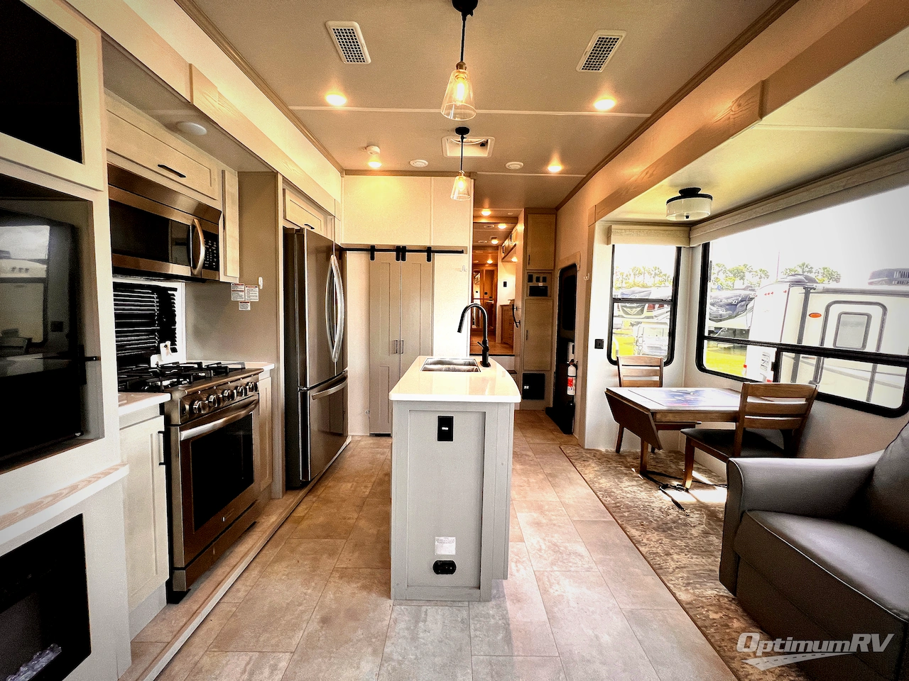 2022 Palomino Columbus C-Series 382FBC Photo 5