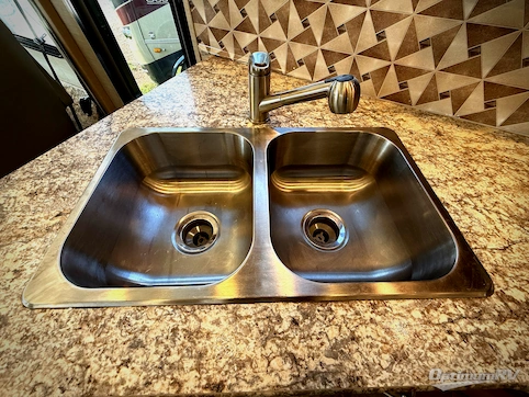 2017 Jayco Alante 31V RV Photo 2