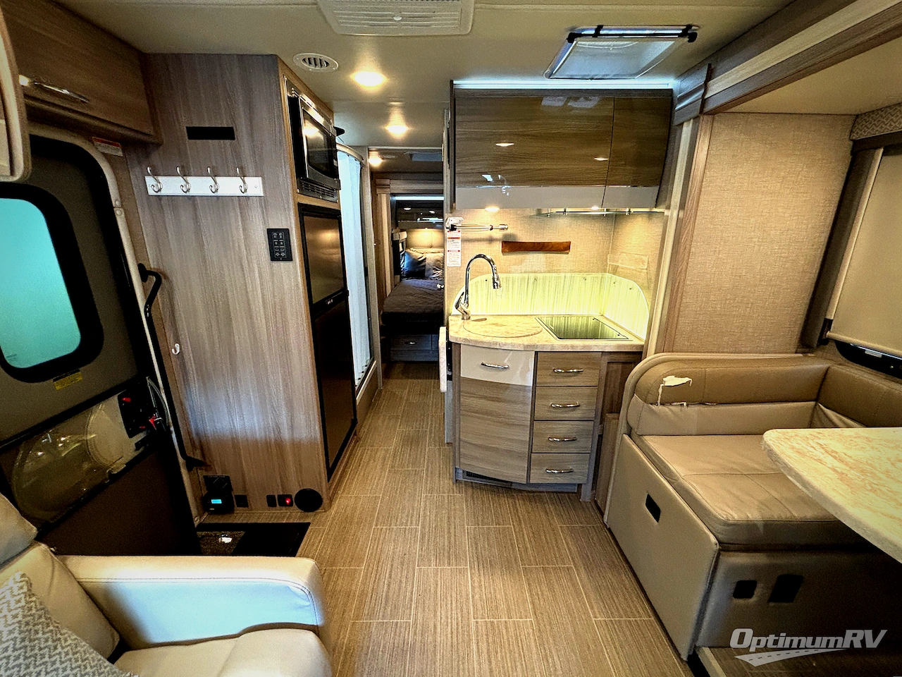 2021 Thor Tiburon Sprinter 24RW Photo 4