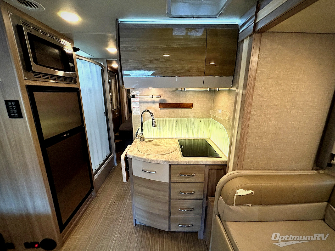 2021 Thor Tiburon Sprinter 24RW Photo 6