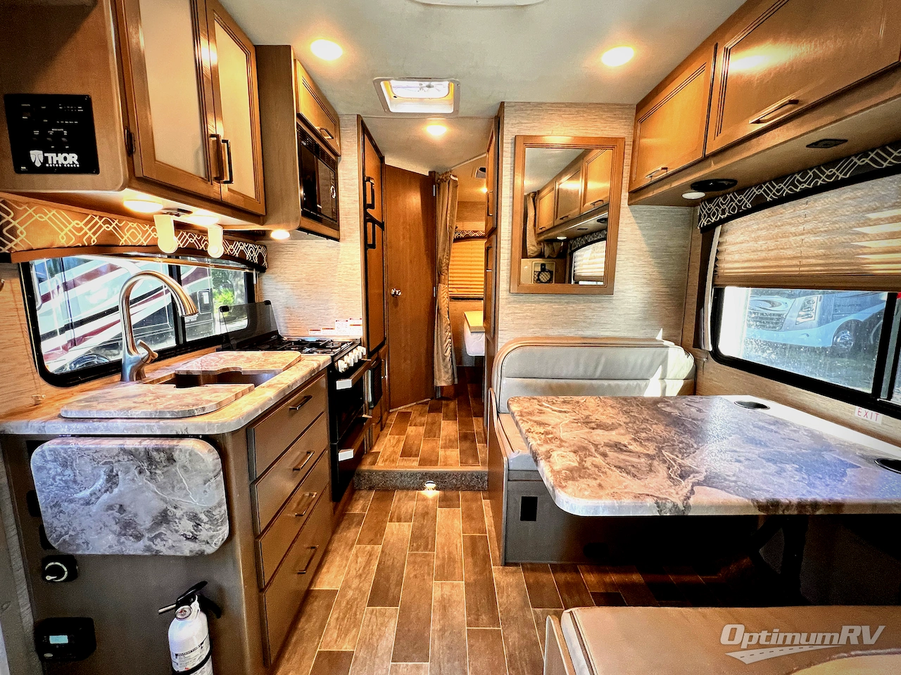 2021 Thor Chateau 22B Photo 4