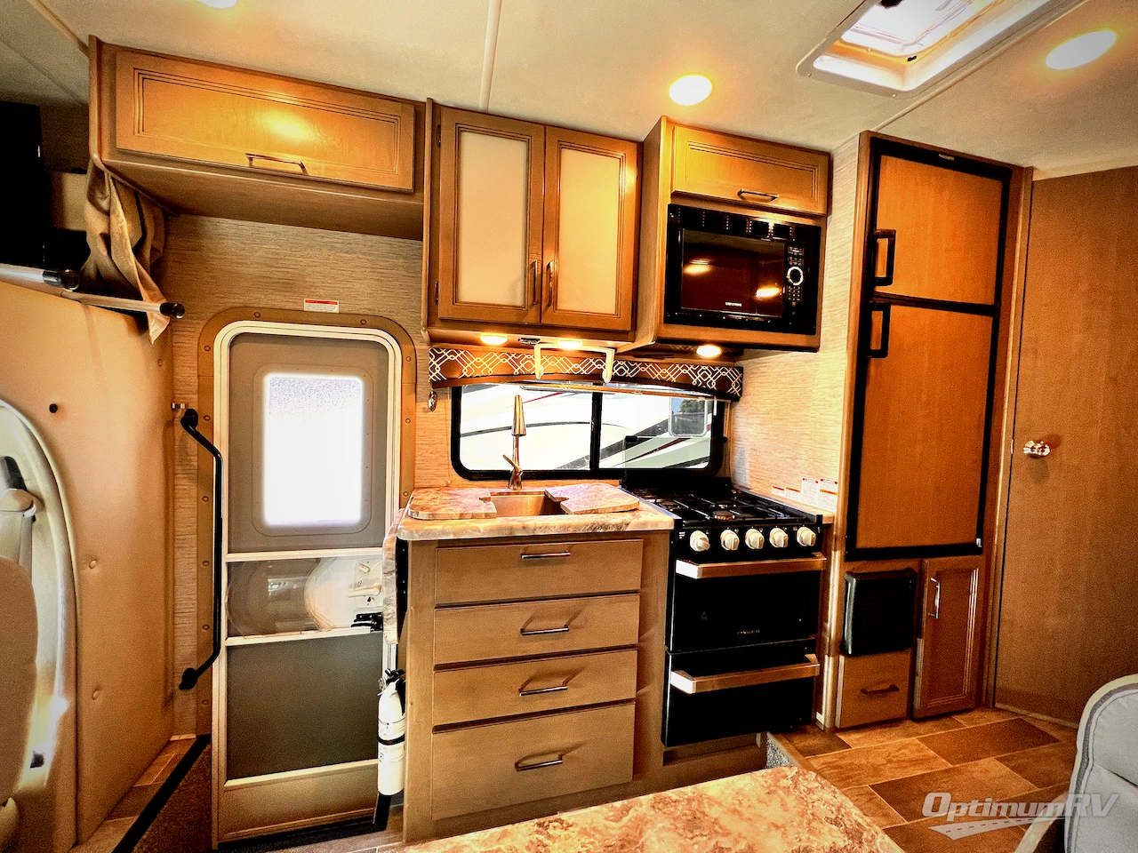 2021 Thor Chateau 22B Photo 9