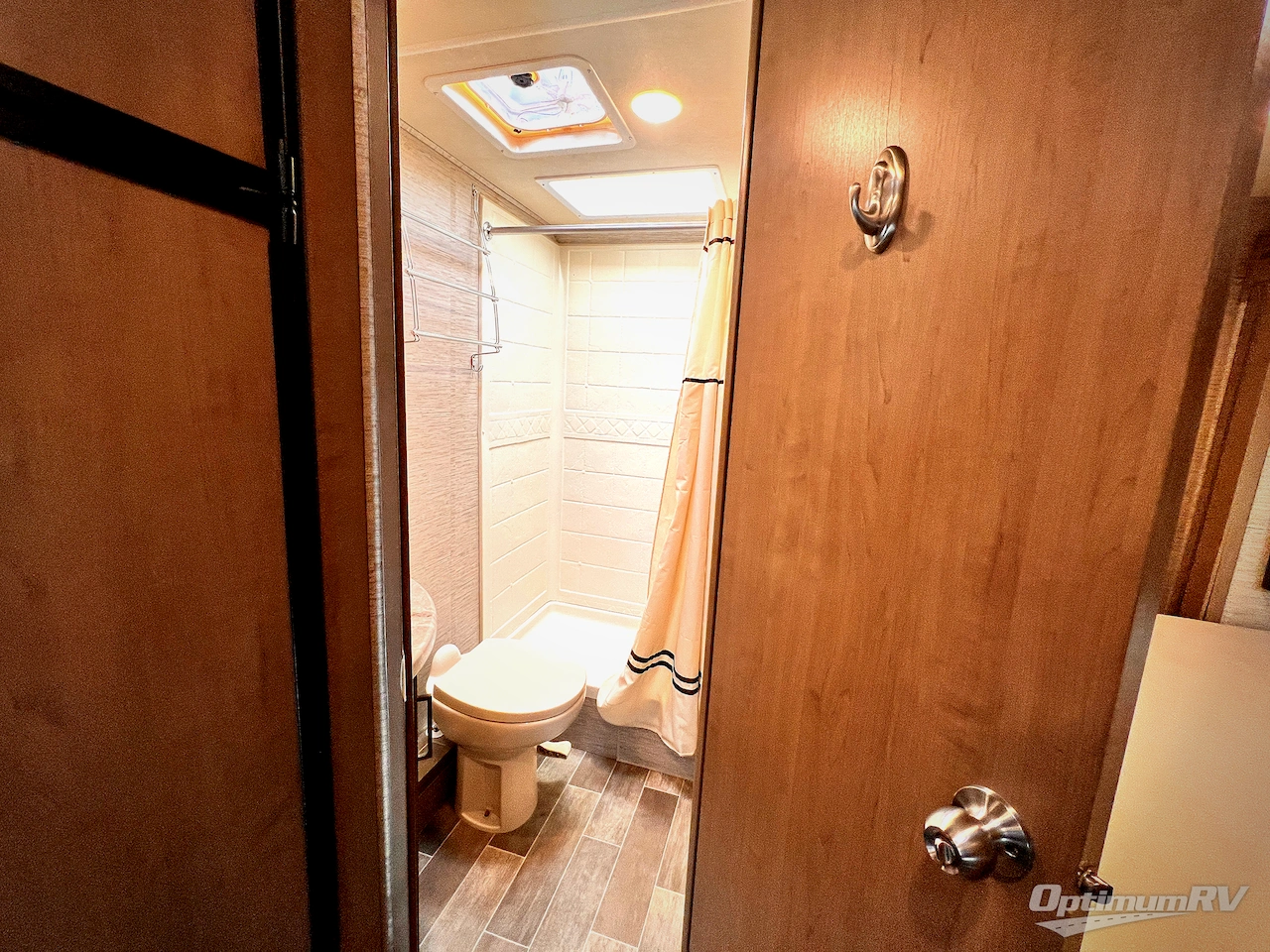 2021 Thor Chateau 22B Photo 16