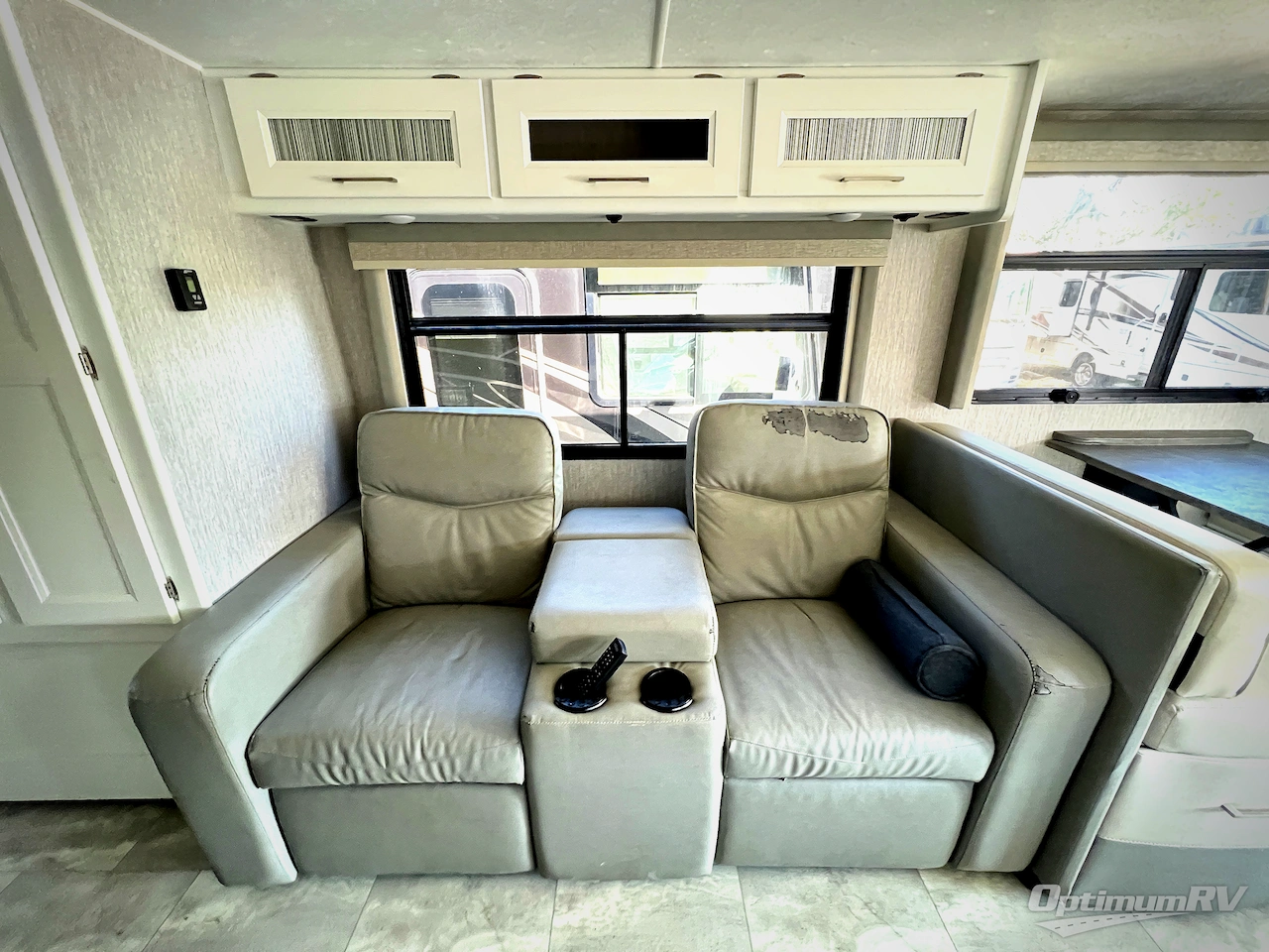 2021 Coachmen Encore 325SS Photo 9