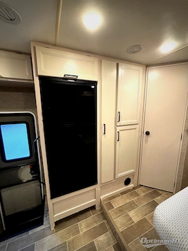 2022 Thor Chateau 27R RV Photo 3