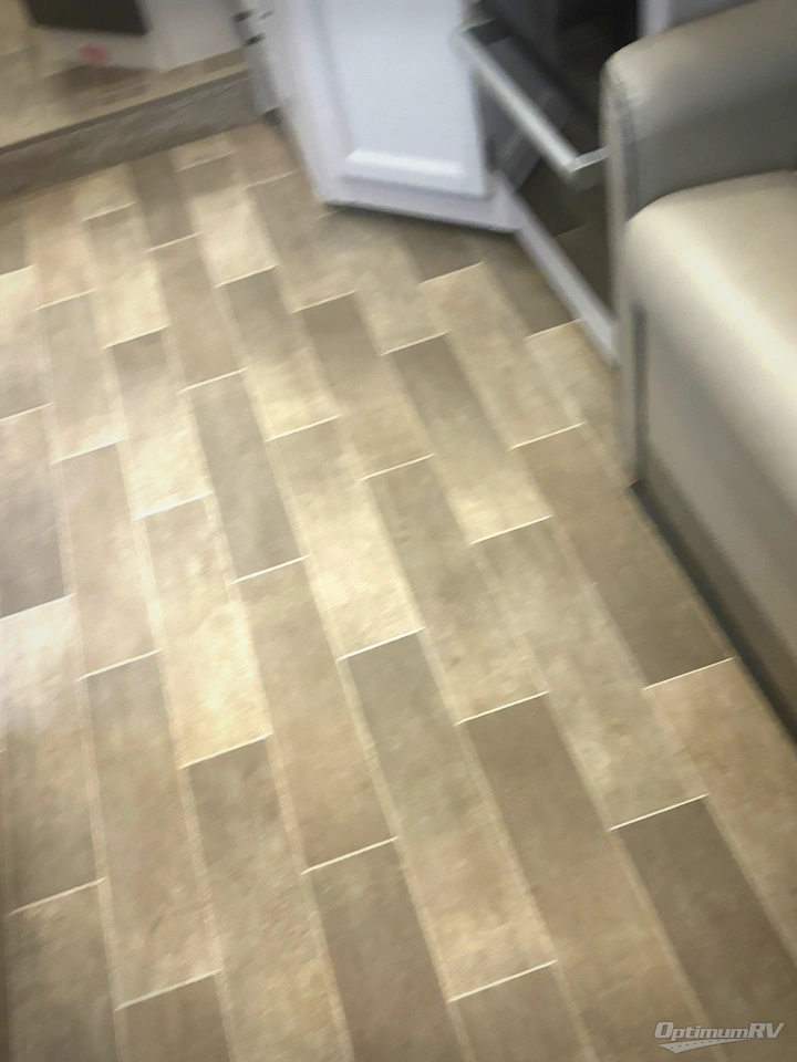2022 Thor Chateau 27R Photo 5