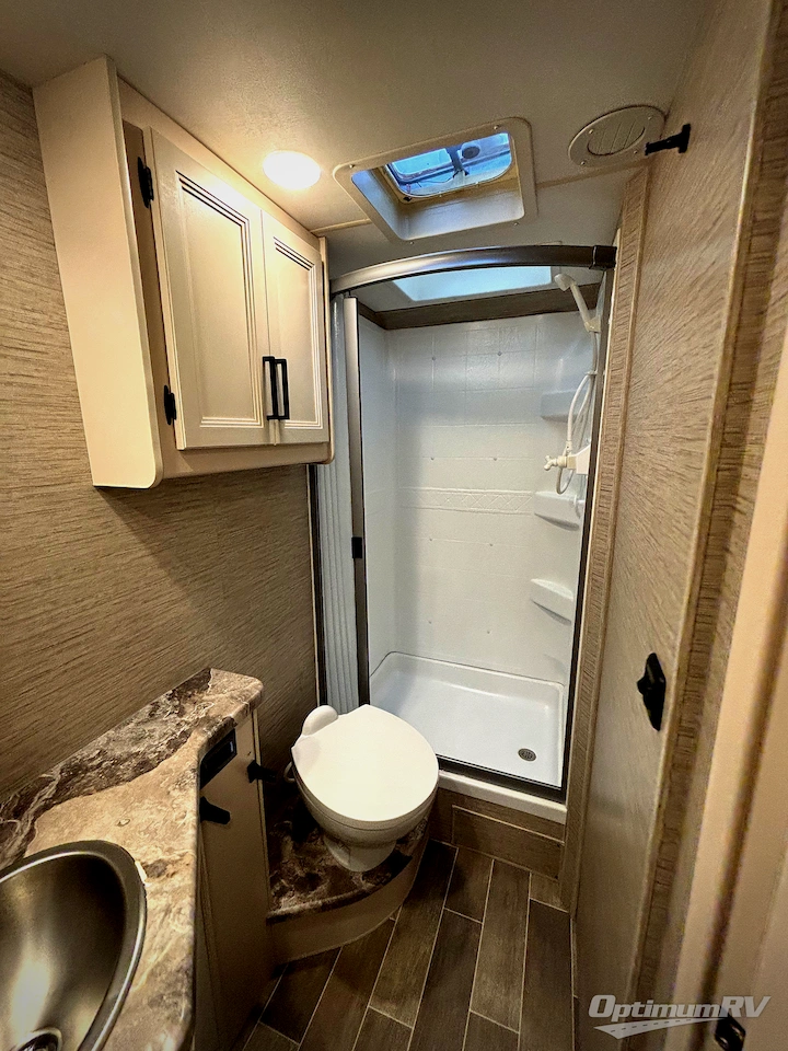 2022 Thor Chateau 27R Photo 14