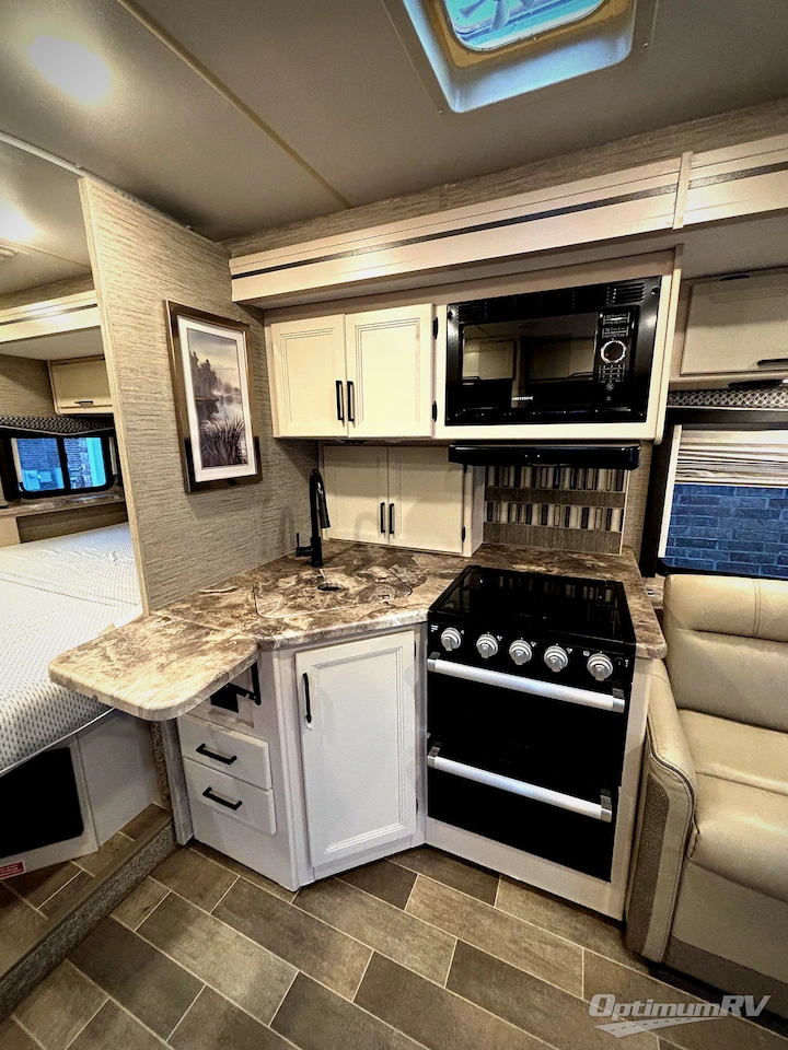 2022 Thor Chateau 27R Photo 18