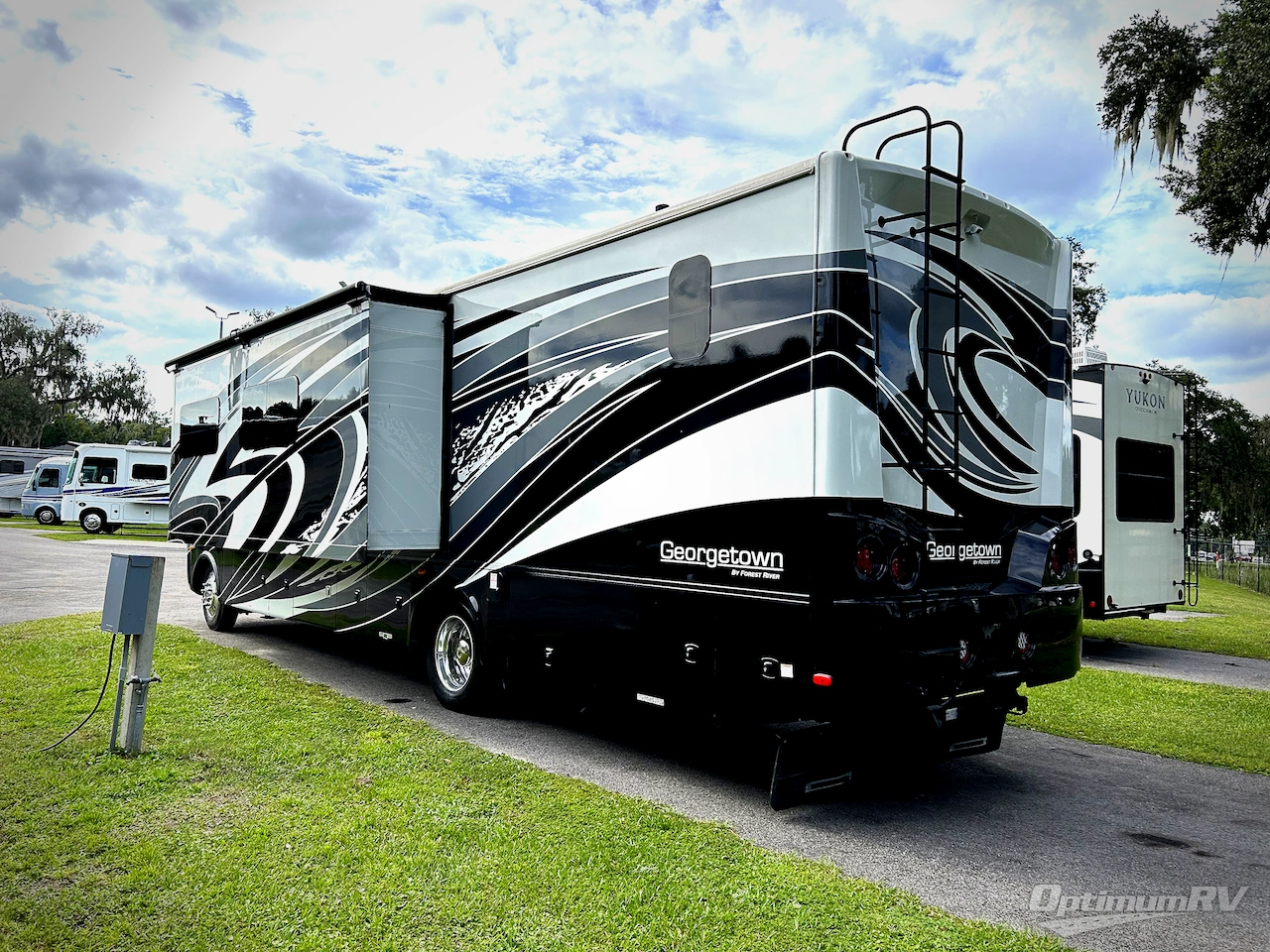 2019 Forest River Georgetown XL 369DS Photo 3