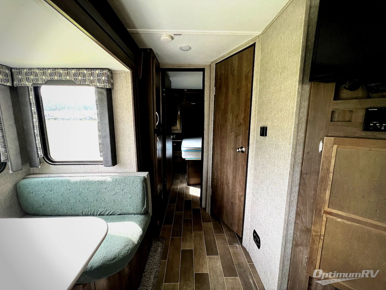2019 Dutchmen Coleman Light 2605RL Photo 13