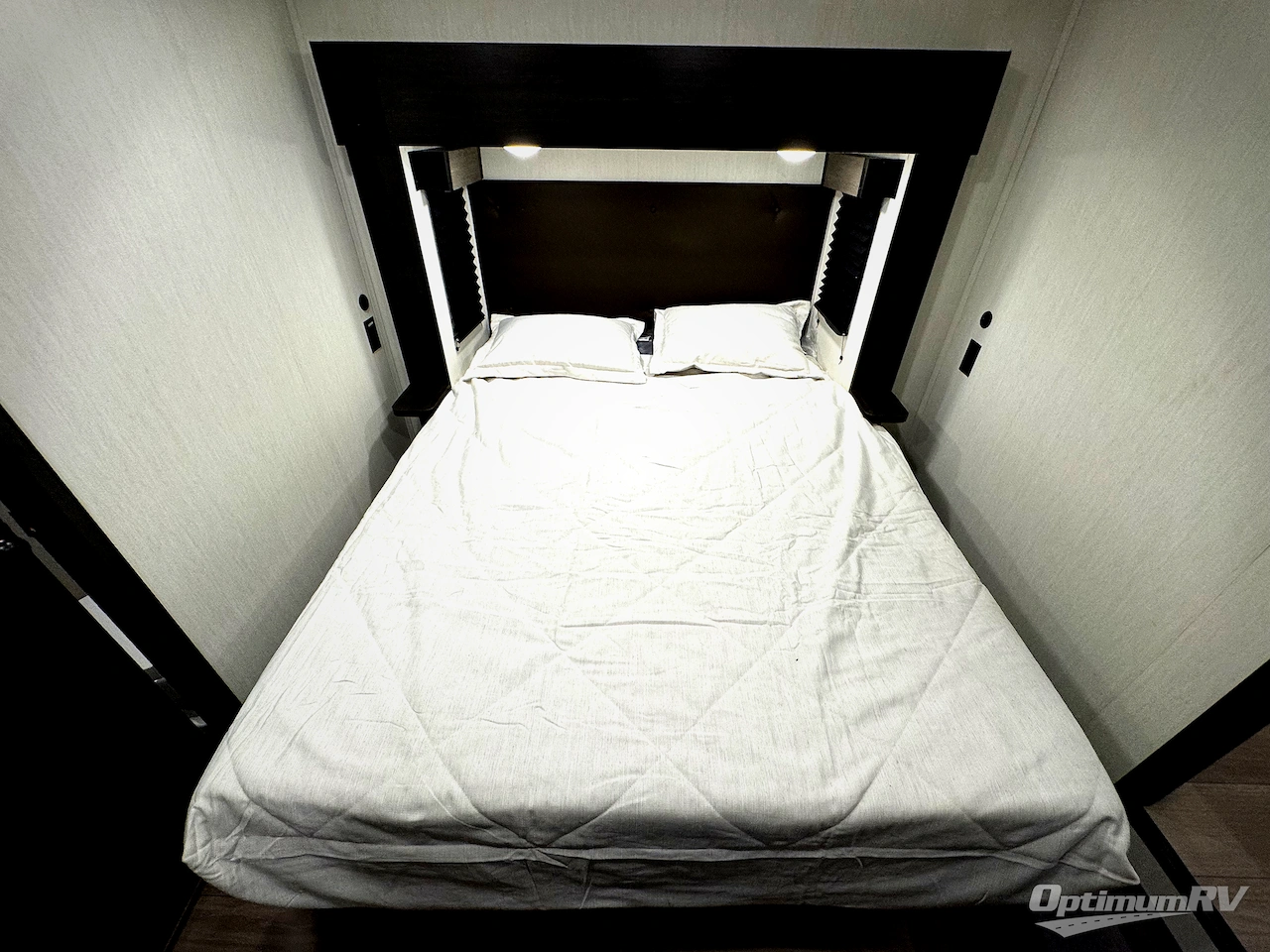 2026 Forest River Cherokee Arctic Wolf 38DST Photo 21