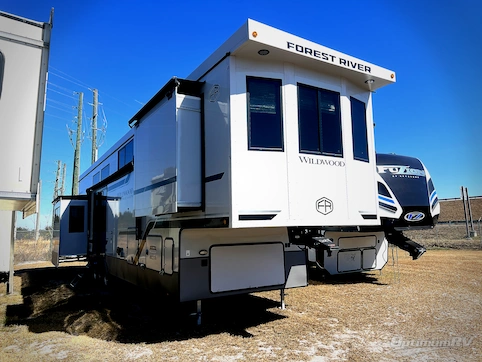 Used 2025 Forest River Wildwood Heritage Glen ROOST43 Featured Photo