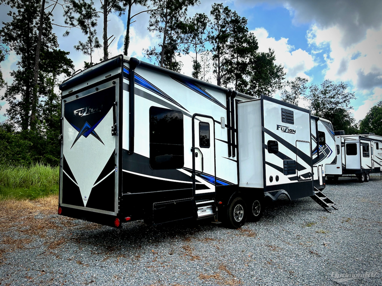 2021 Keystone Fuzion 379 Photo 2