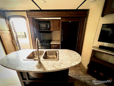 2019 CrossRoads Volante 33BR RV Photo 2