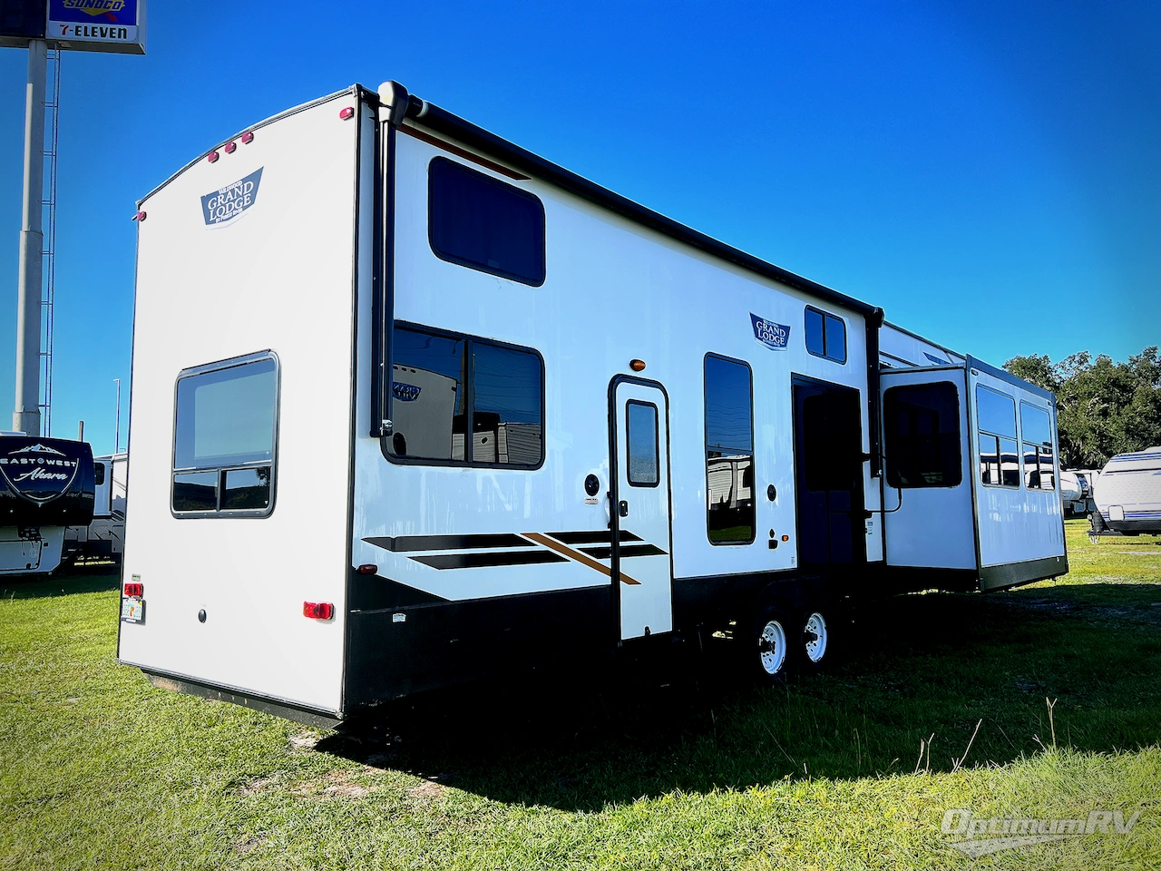 2022 Forest River Wildwood Grand Lodge 42FLDL Photo 3