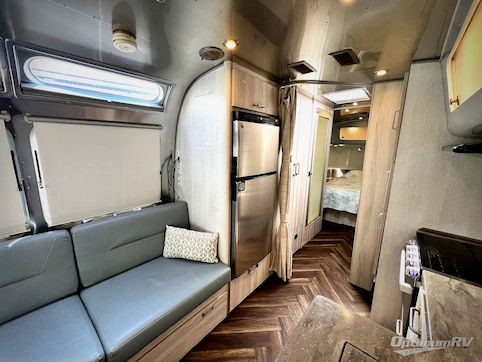 2022 Airstream International 27FB RV Photo 3