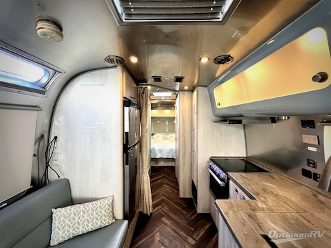 2022 Airstream International 27FB RV Photo 2