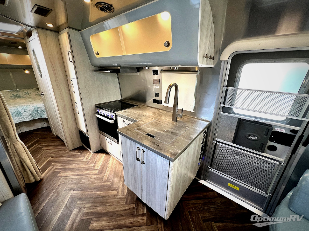 2022 Airstream International 27FB Photo 6