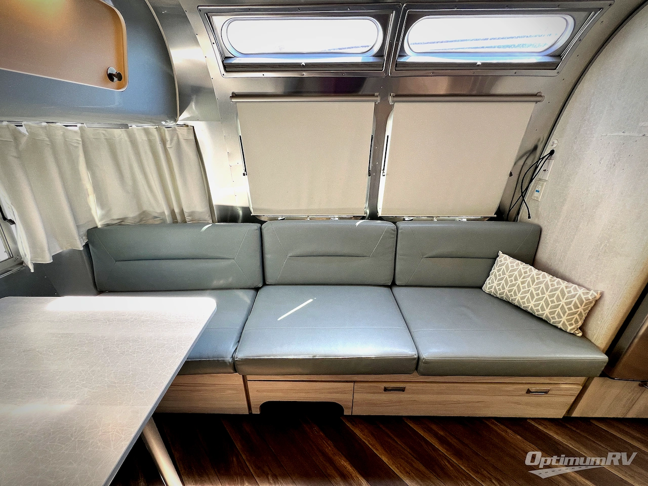 2022 Airstream International 27FB Photo 8