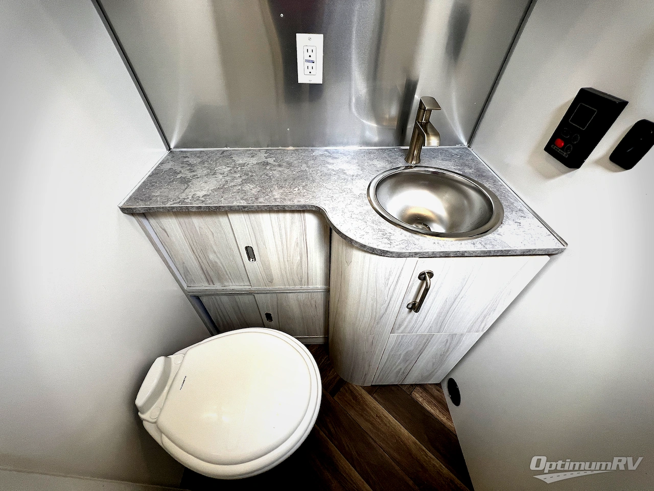 2022 Airstream International 27FB Photo 11