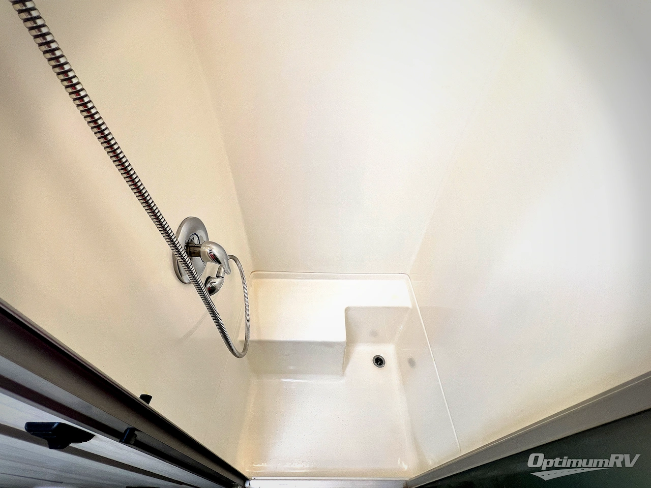 2022 Airstream International 27FB Photo 13