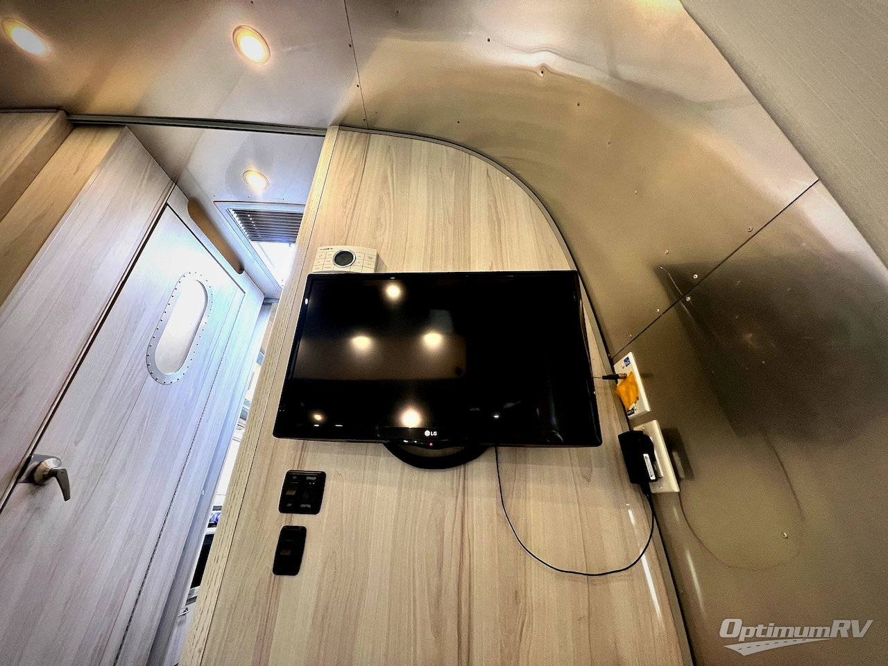 2022 Airstream International 27FB Photo 15