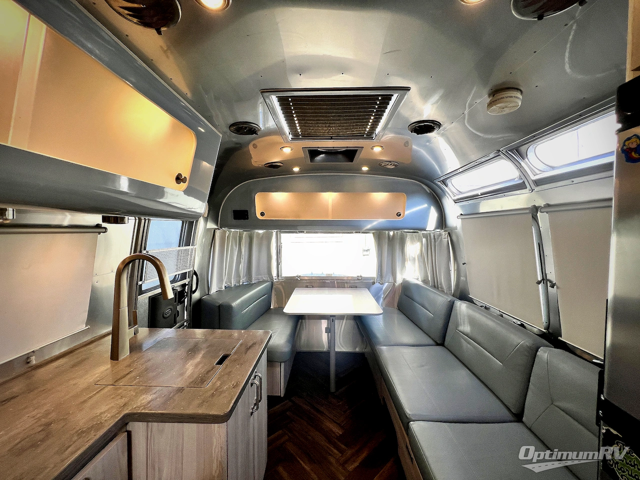 2022 Airstream International 27FB Photo 4