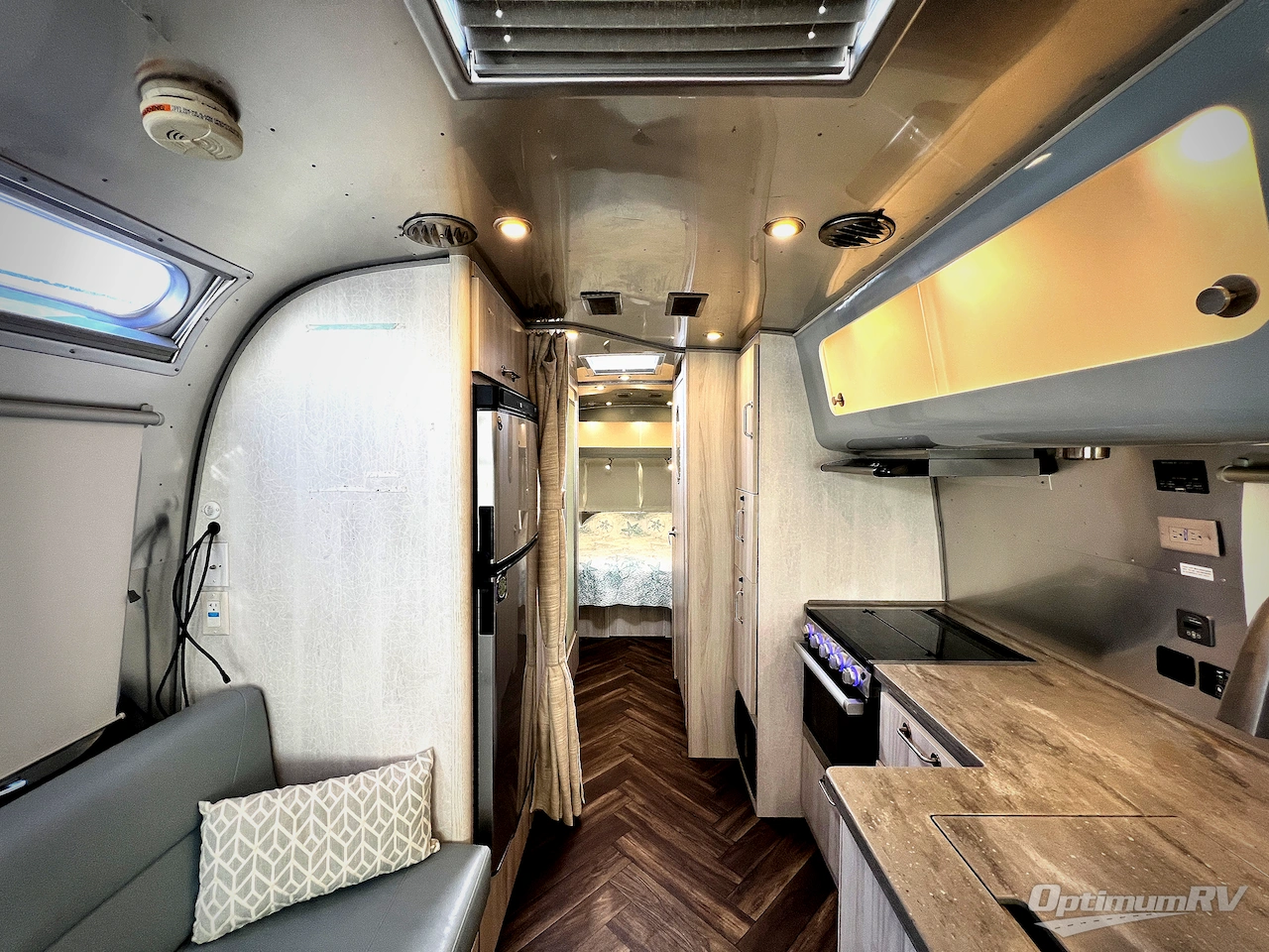 2022 Airstream International 27FB Photo 5