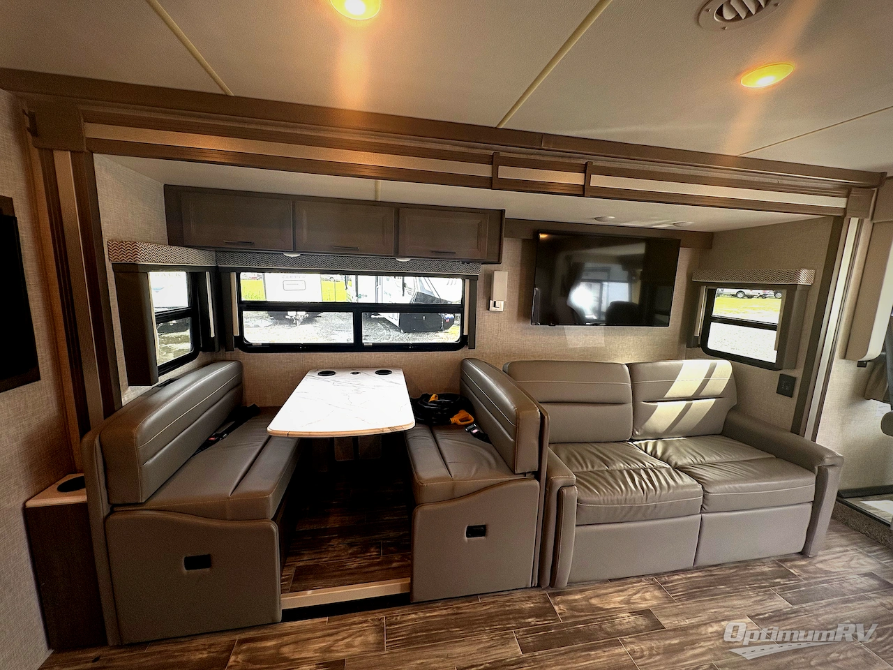 2022 Thor Hurricane 34R Photo 9