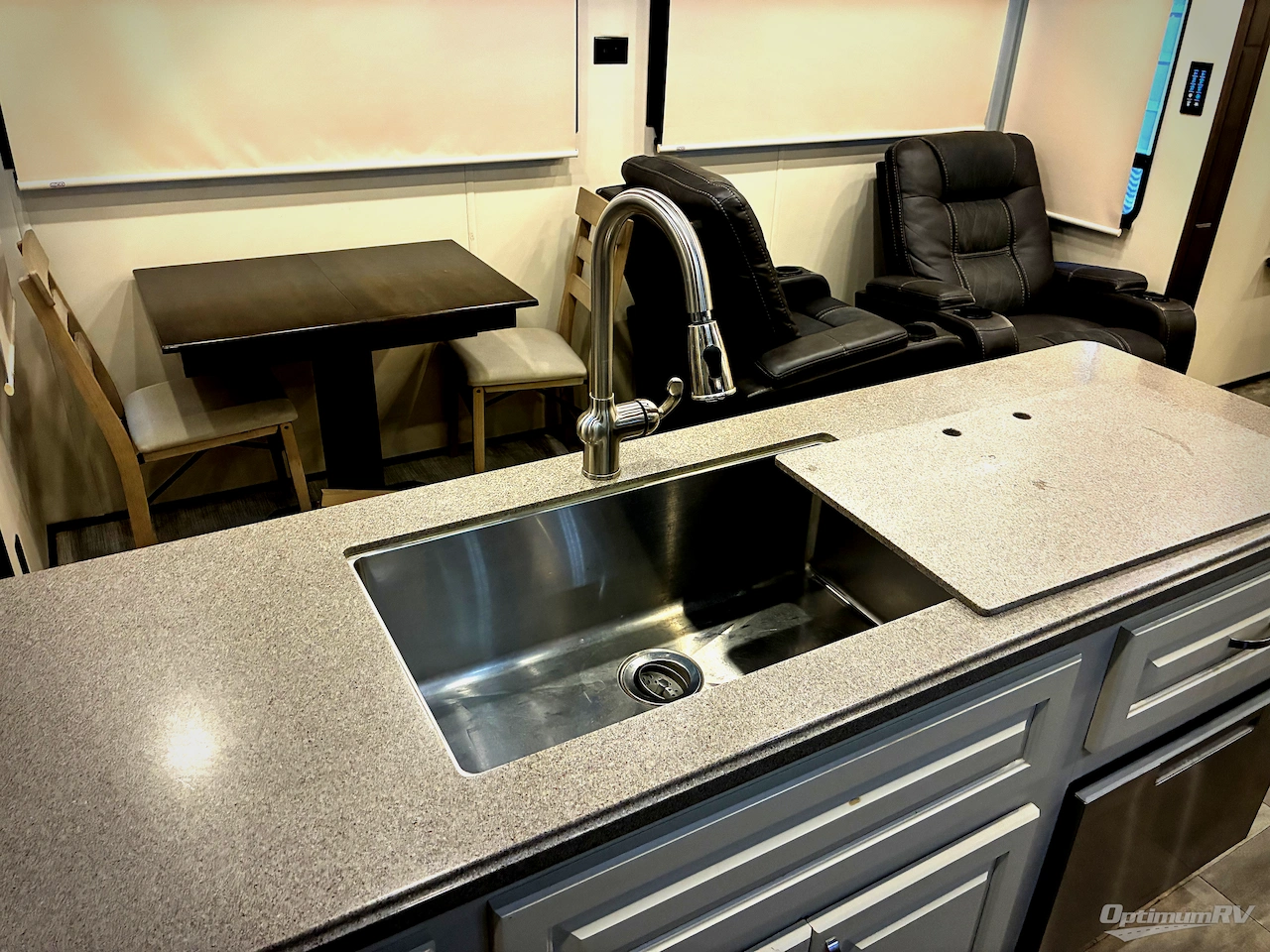 2018 Luxe by the RV Factory Luxe Elite 42RL Photo 11