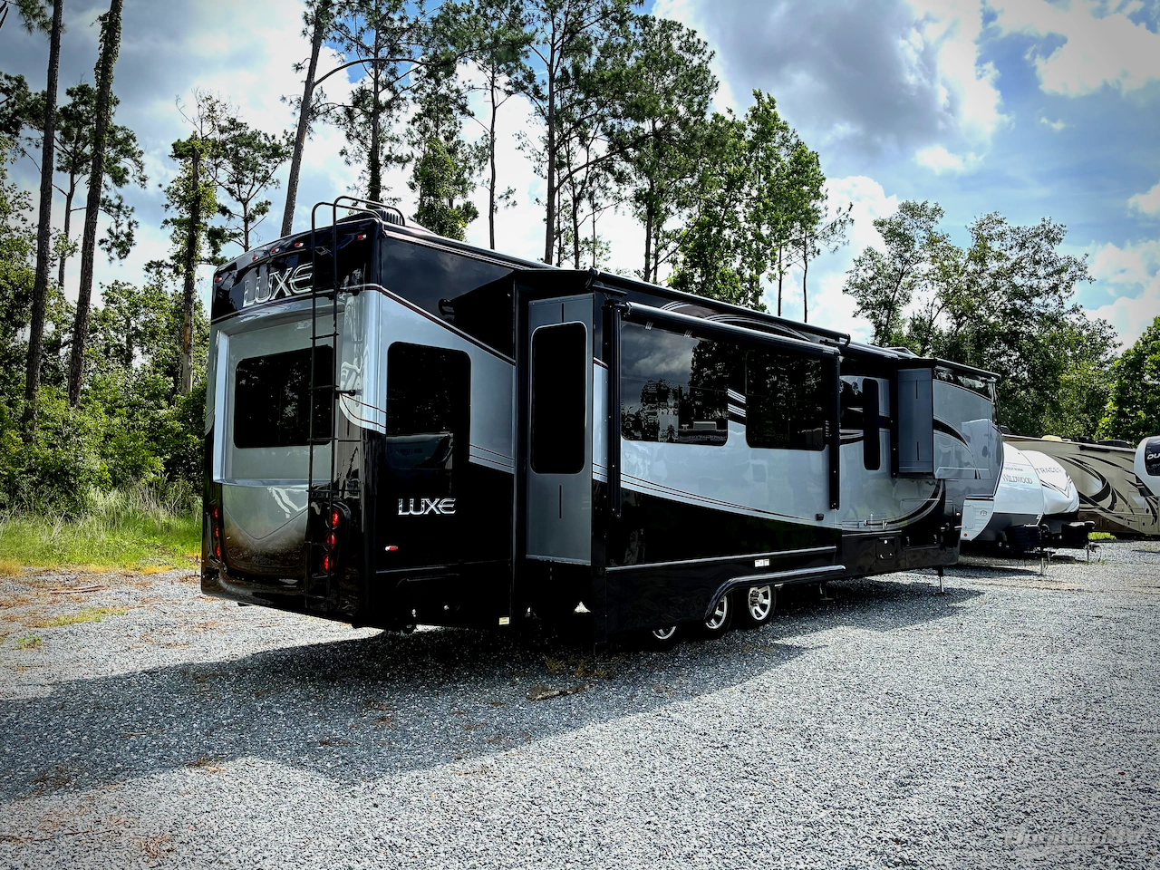 2018 Luxe by the RV Factory Luxe Elite 42RL Photo 2