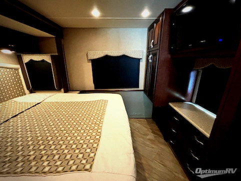 2017 Holiday Rambler Vacationer 33C RV Photo 4