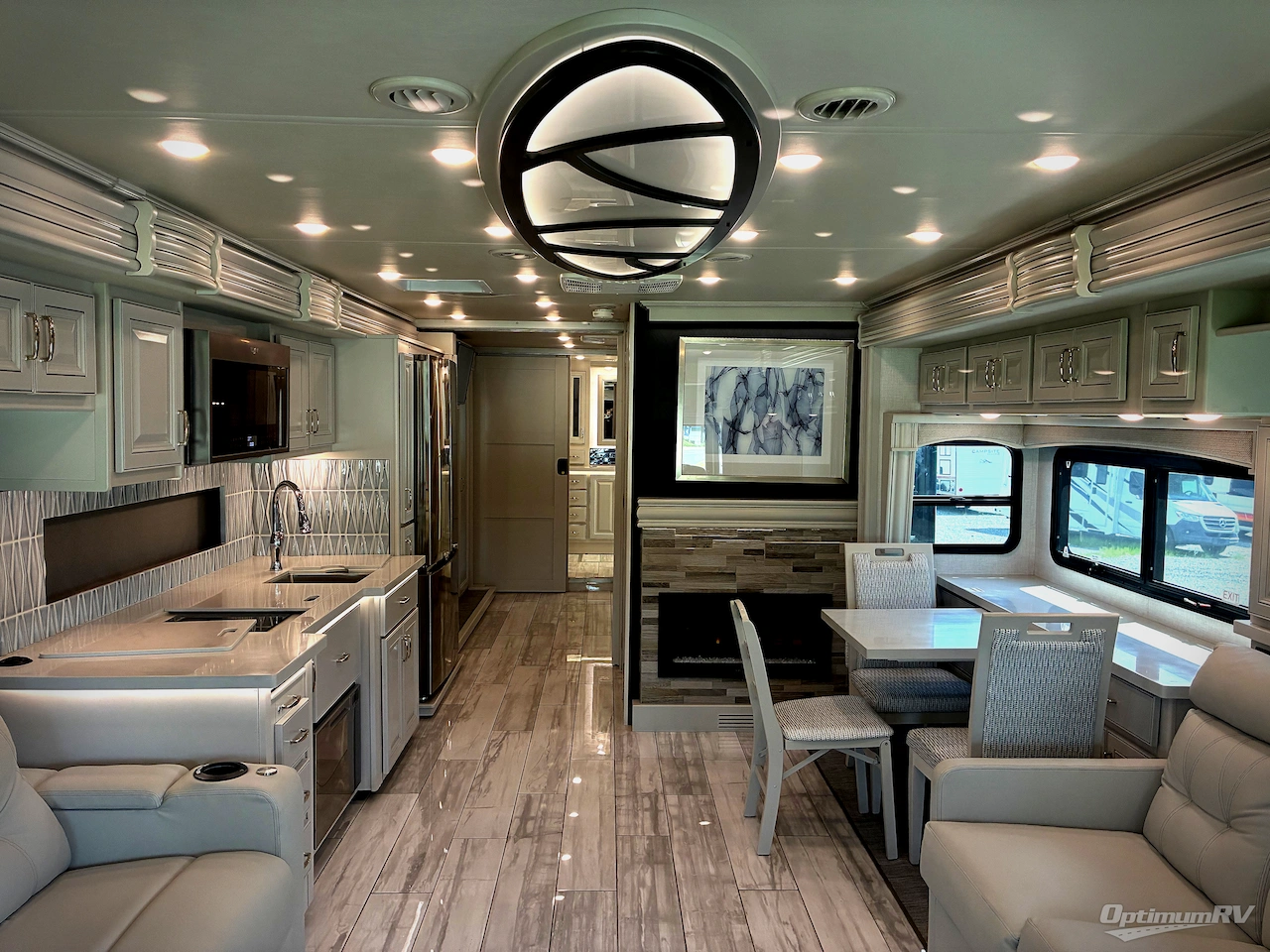 2024 Fleetwood Discovery 38W Photo 4