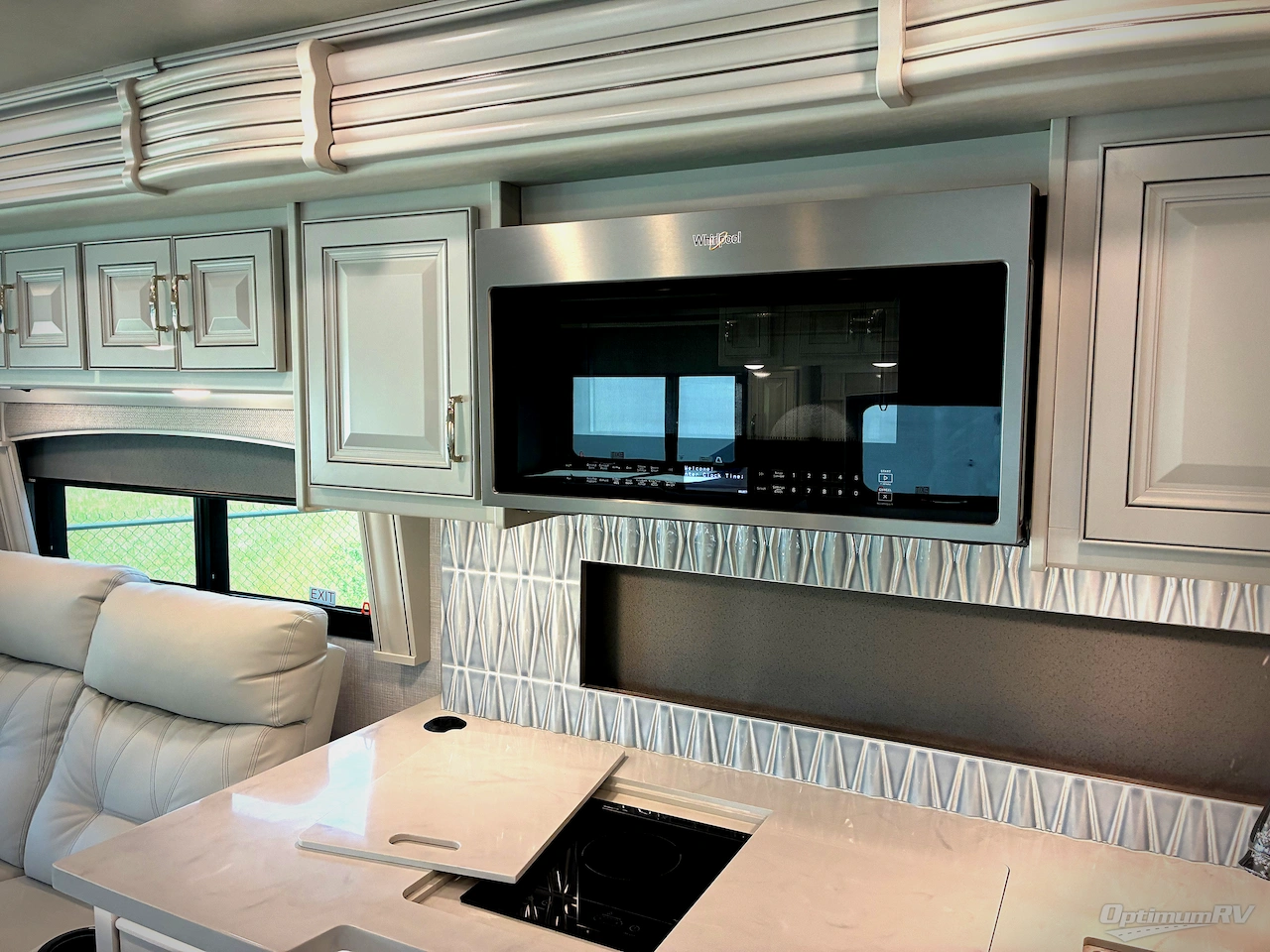 2024 Fleetwood Discovery 38W Photo 10