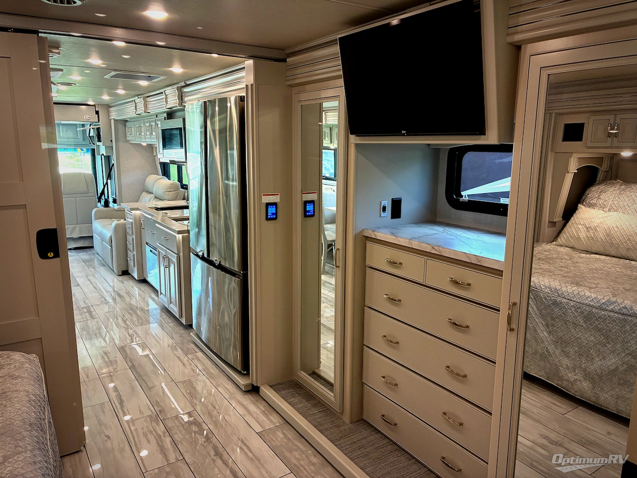 2024 Fleetwood Discovery 38W Photo 15