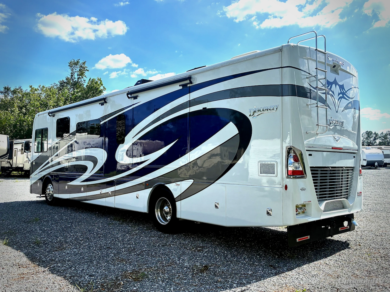2024 Fleetwood Discovery 38W Photo 3
