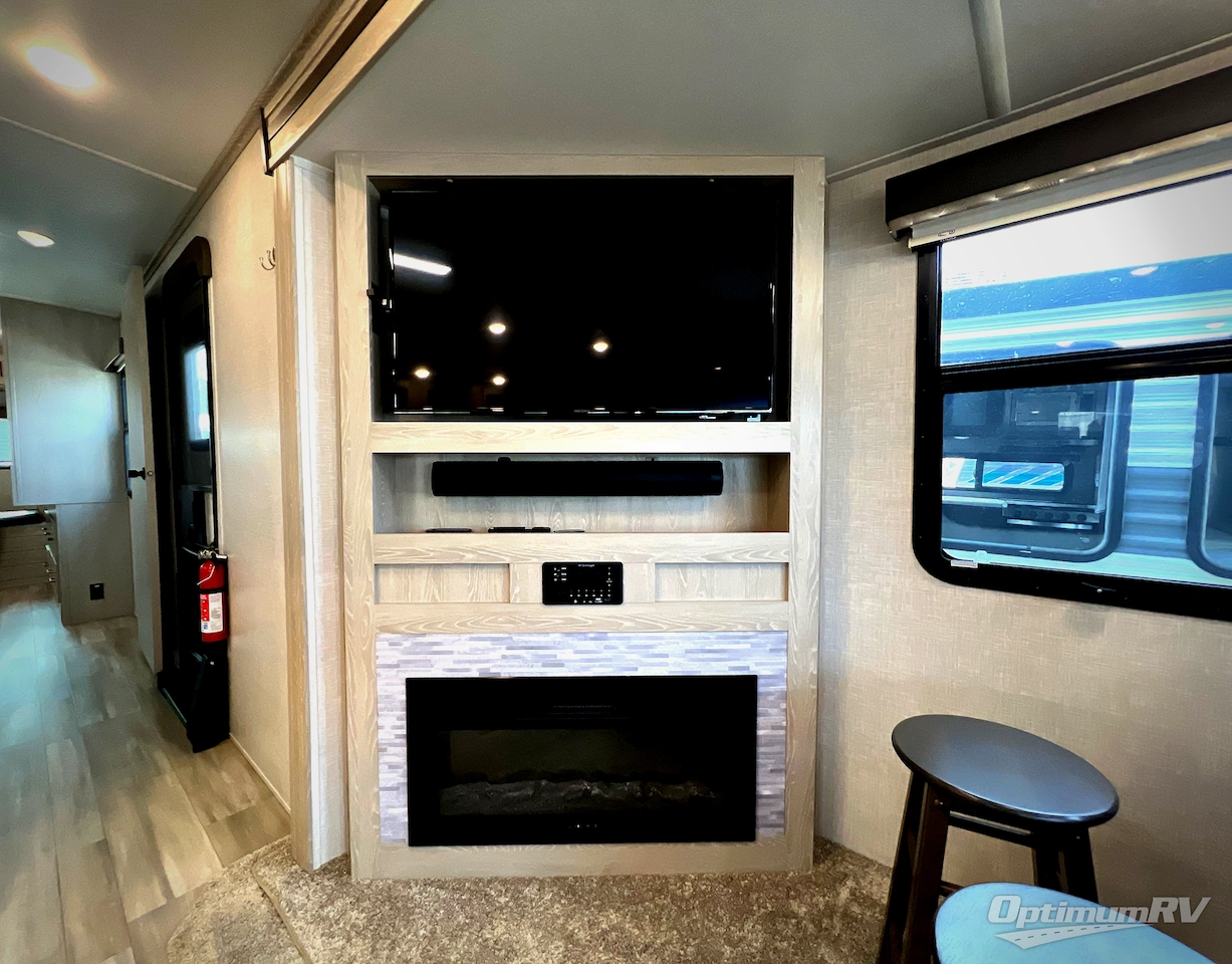 2021 Forest River Rockwood Signature Ultra Lite 8329SB Photo 4