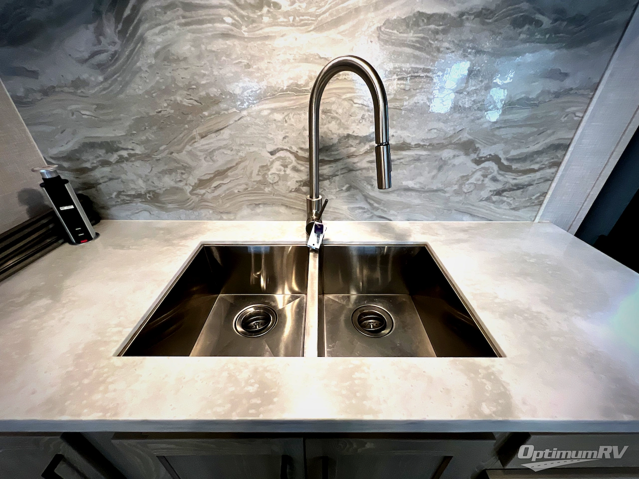 2021 Forest River Rockwood Signature Ultra Lite 8329SB Photo 16