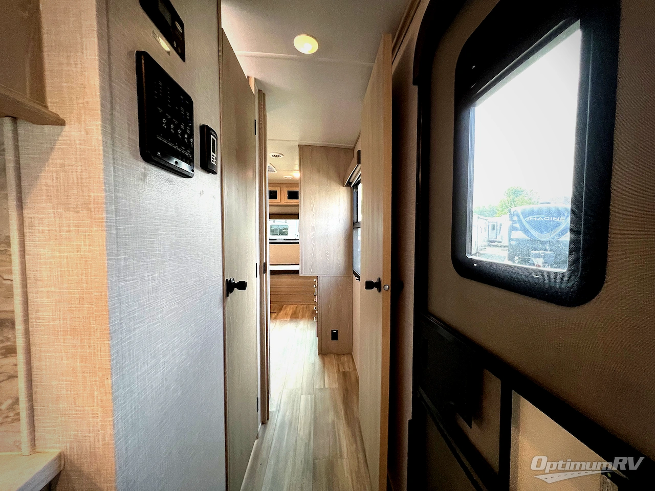 2021 Forest River Rockwood Signature Ultra Lite 8329SB Photo 17