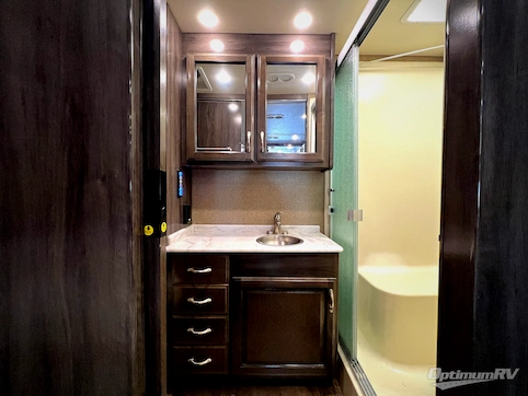 2018 Fleetwood Bounder 34S RV Photo 4